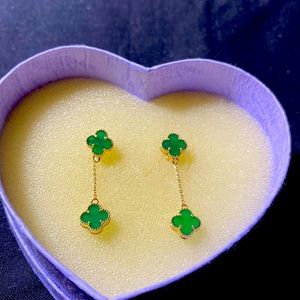 💝 SALE ✅ REAL 💯18 Carats EMERALD CLOVER DANGLING EARRINGS ,ELEGANT PIECE🎁